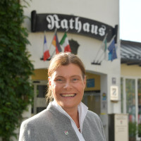 Mindy Konwitschny vor dem Rathaus