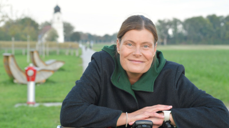 Mindy Konwitschny vor einem Holzstapel