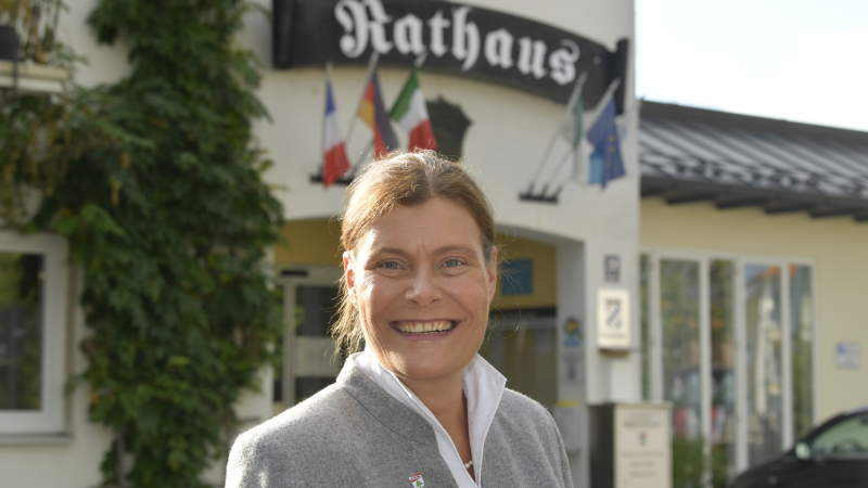 Mindy Konwitschny vor einem Holzstapel